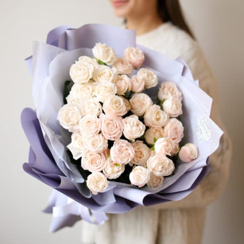 Кустовые пионовидные розы кремового оттенка в лавандовом оформлении №1494 - Фото 21