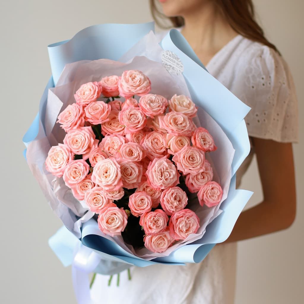 Кустовые пионовидные розы розового оттенка в голубом оформлении №1493 - Фото 34