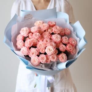 Кустовые пионовидные розы розового оттенка в голубом оформлении №1493 - Фото 3