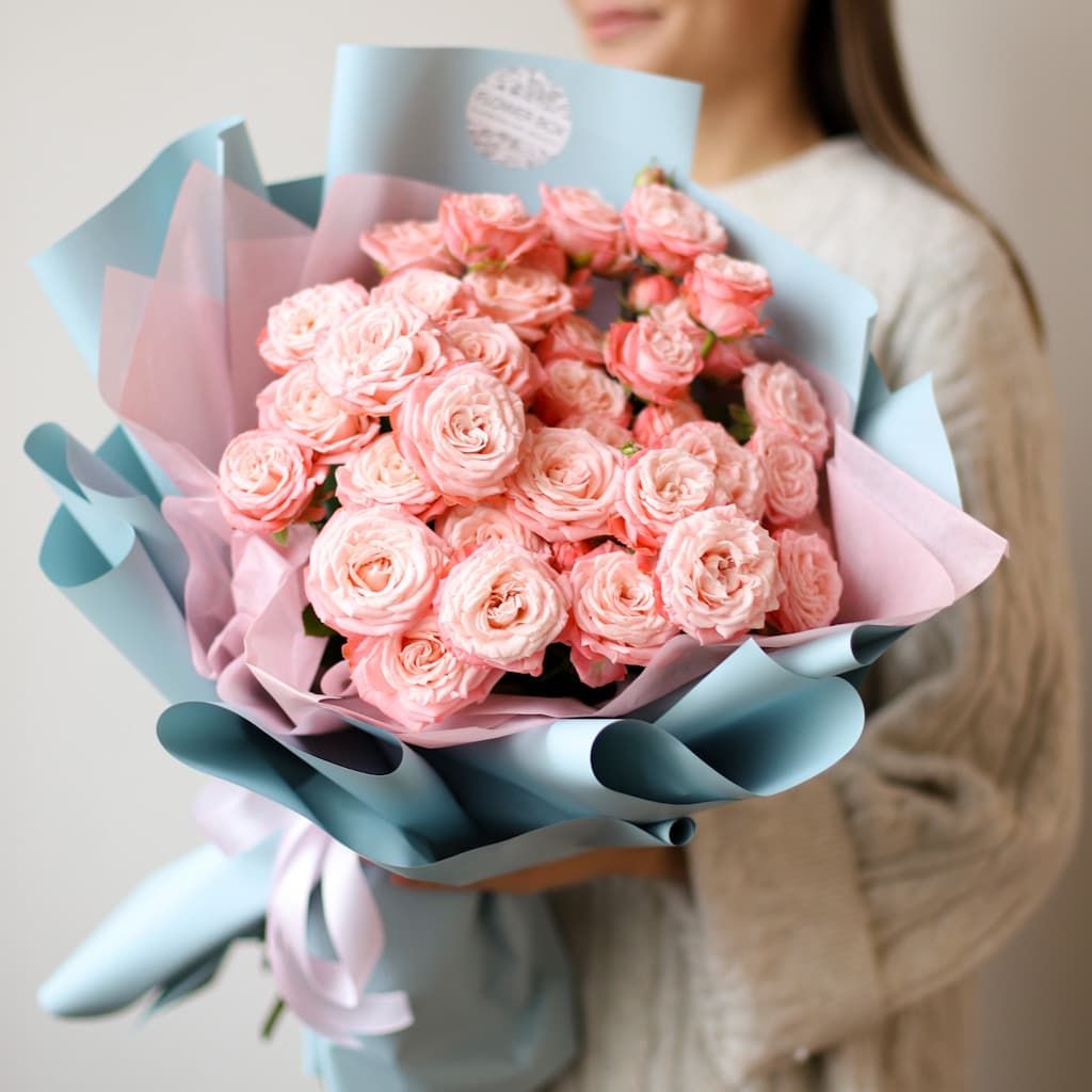 Кустовые пионовидные розы розового оттенка в голубом оформлении №1493 - Фото 1