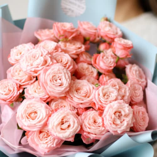 Кустовые пионовидные розы розового оттенка в голубом оформлении №1493 - Фото 40