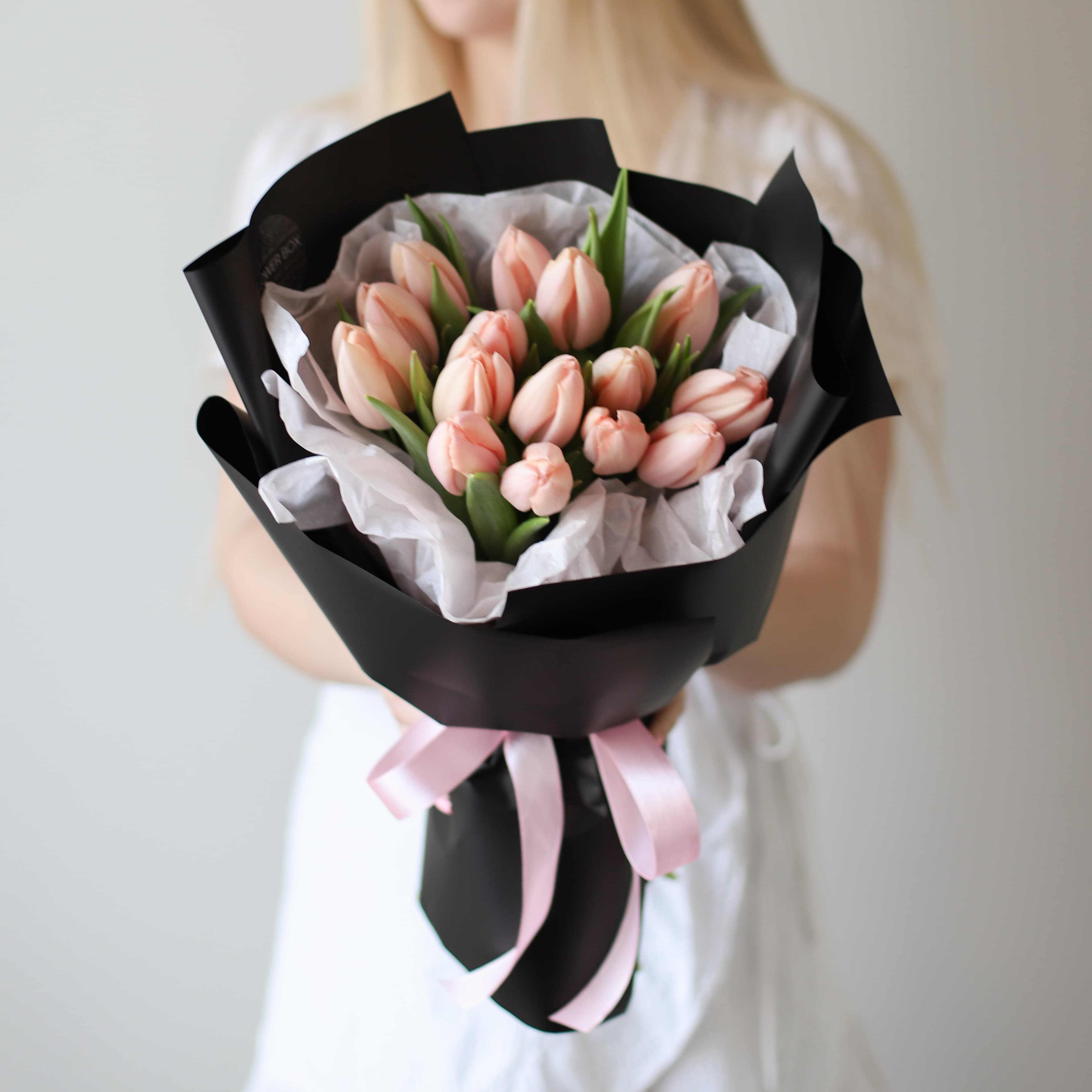 Лососевые тюльпаны голландские в черном оформлении (15 шт) №1593 - Фото 1