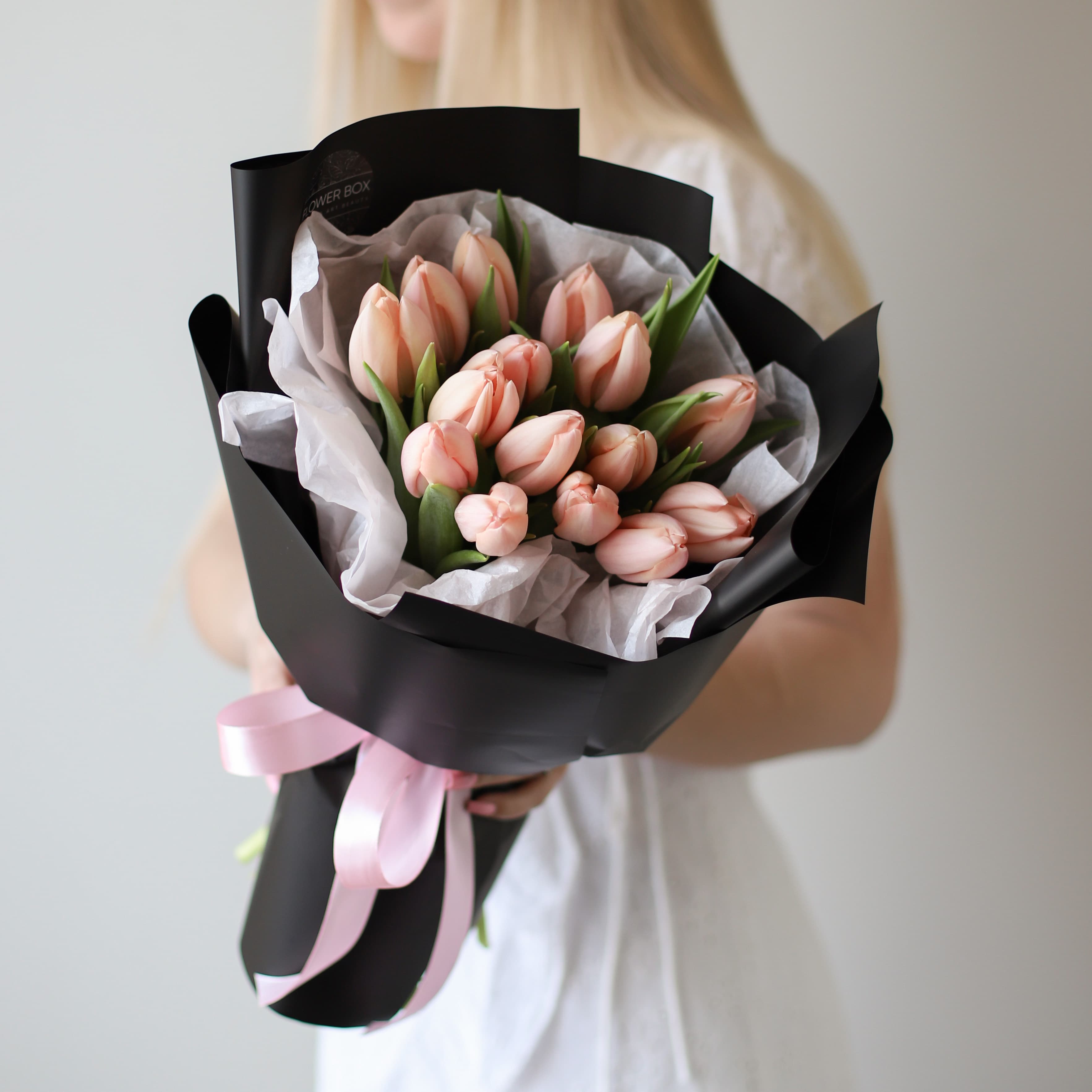 Лососевые тюльпаны голландские в черном оформлении (15 шт) №1593 - Фото 2