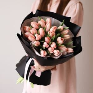 Лососевые тюльпаны голландские в черном оформлении (25 шт) №1594 - Фото 3