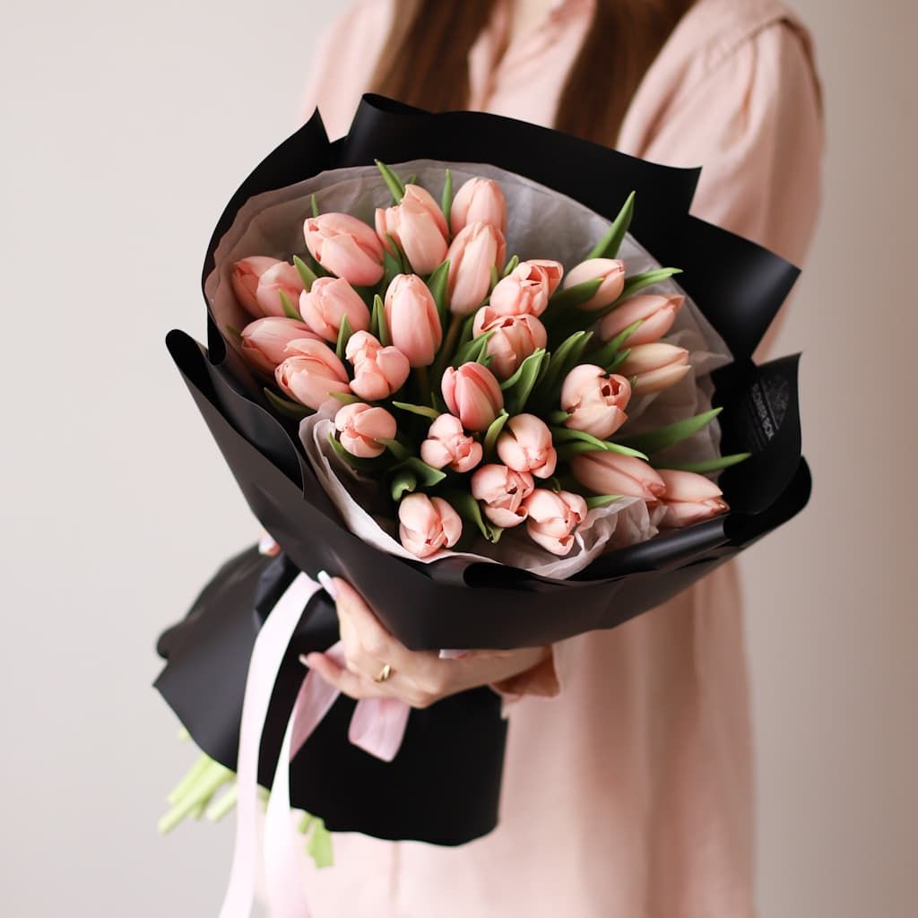 Лососевые тюльпаны голландские в черном оформлении (25 шт) №1594 - Фото 1