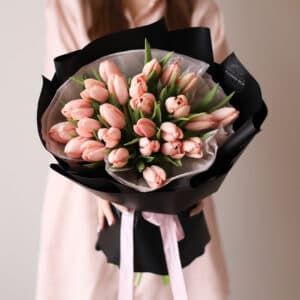 Лососевые тюльпаны голландские в черном оформлении (25 шт) №1594 - Фото 4