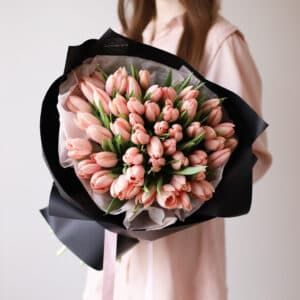 Лососевые тюльпаны голландские в черном оформлении (51 шт) №1595 - Фото 4