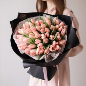 Лососевые тюльпаны голландские в черном оформлении (51 шт) №1595 - Фото 3