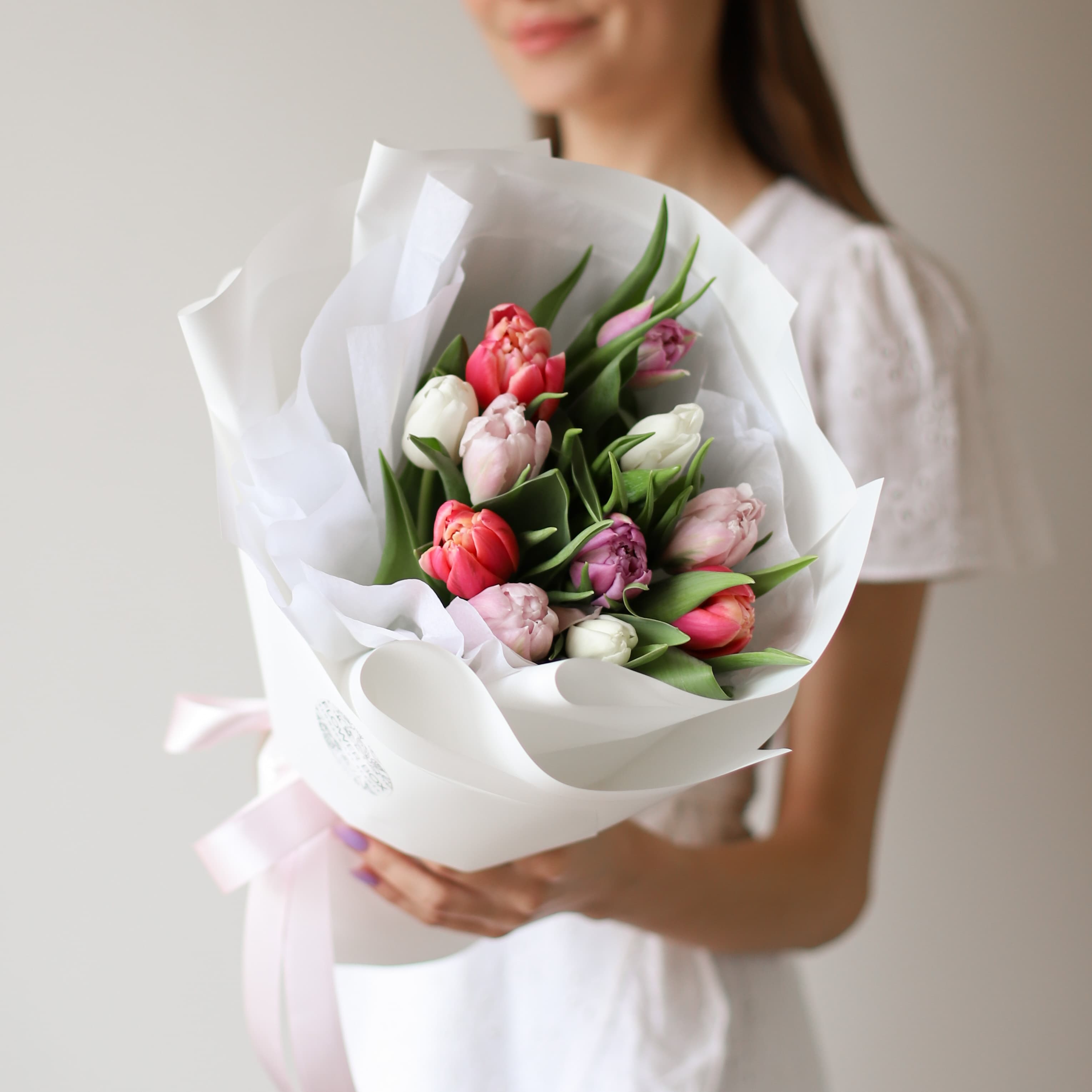 Микс тюльпанов в белом оформлении (11 шт) №1577 - Фото 2