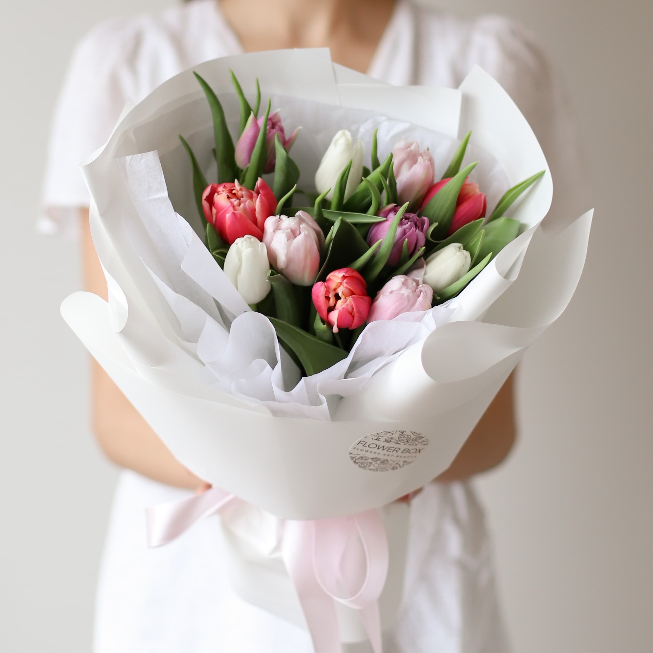 Микс тюльпанов в белом оформлении (11 шт) №1577 - Фото 1