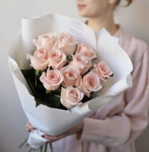 Розовые розы в белом оформлении (Россия, 11 шт) №1024 - Фото 3