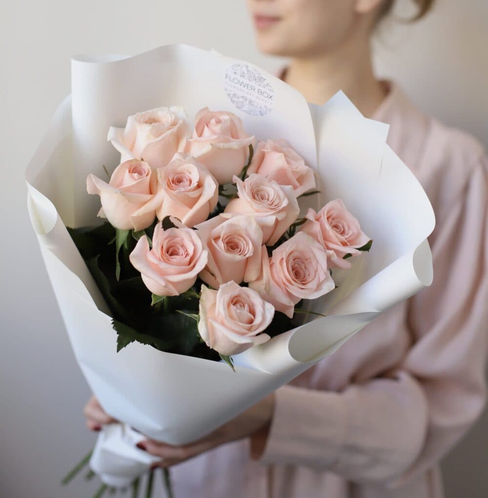 Розовые розы в белом оформлении (Россия, 11 шт) №1024 - Фото 1