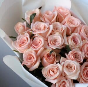 Розовые розы в белом оформлении (Россия, 21 шт) №1025 - Фото 4