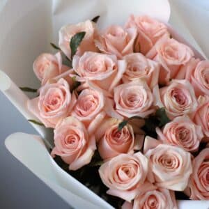 Розовые розы в белом оформлении (Россия, 21 шт) №1025 - Фото 6