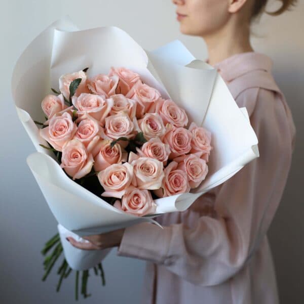 Розовые розы в белом оформлении (Россия, 21 шт) №1025 - Фото 5