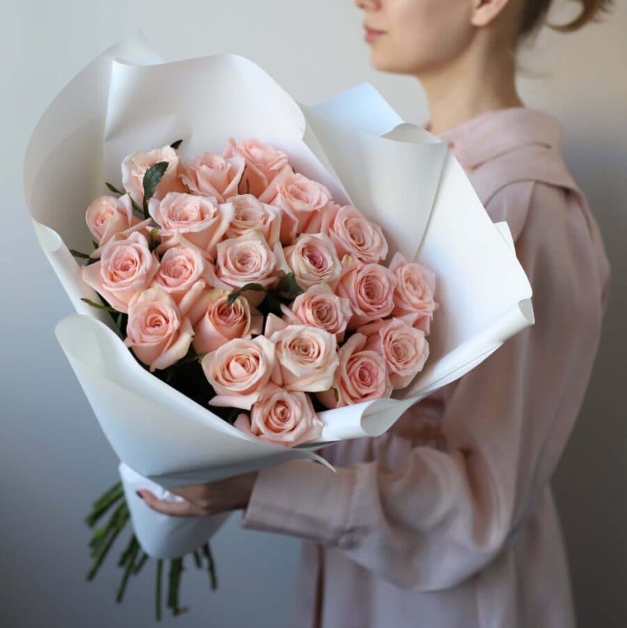 Розовые розы в белом оформлении (Россия, 21 шт) №1025 - Фото 1