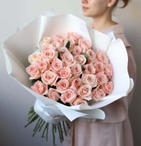 Розы розовые в белом оформлении (Россия, 35 шт) №1026 - Фото 3