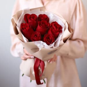 Красные розы в бежевом оформлении (7 шт) №1427 - Фото 3