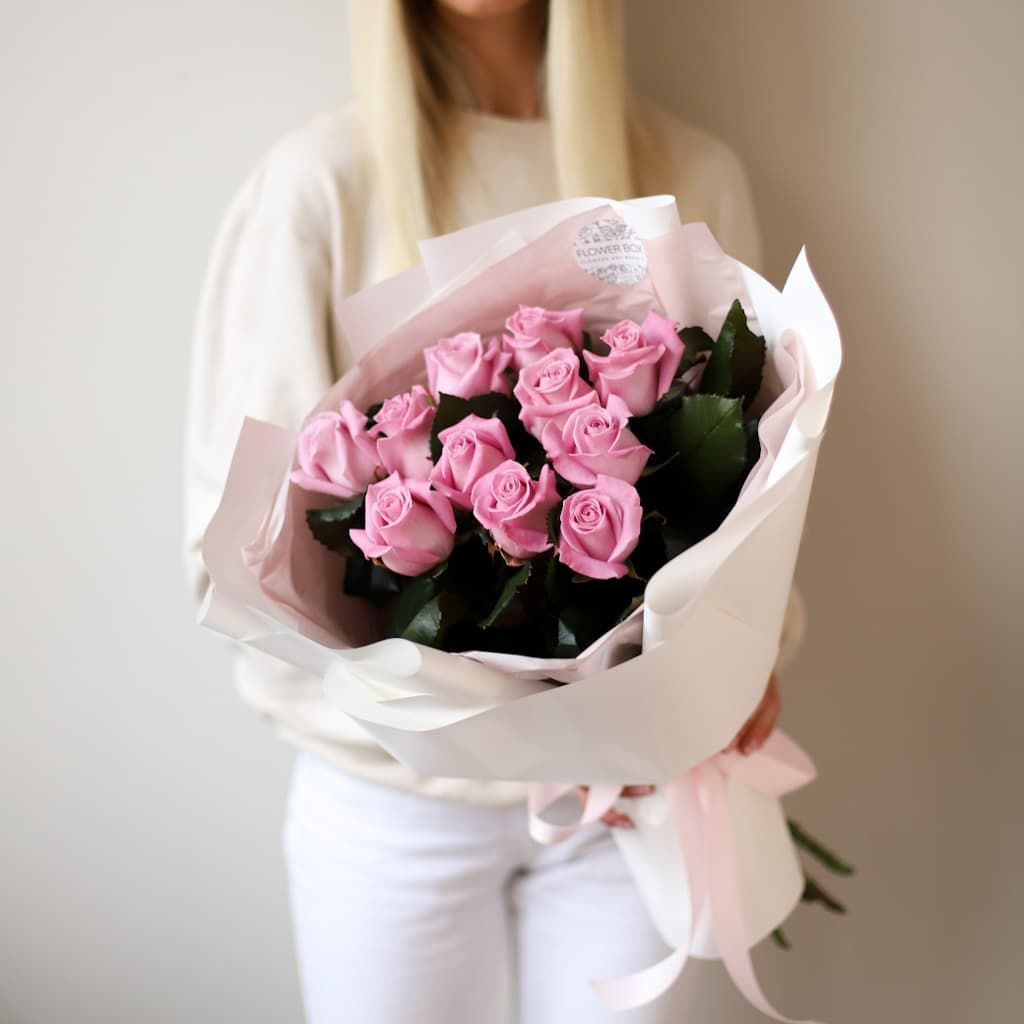 Сиреневые розы в белом оформлении (11 шт) №1439 - Фото 1