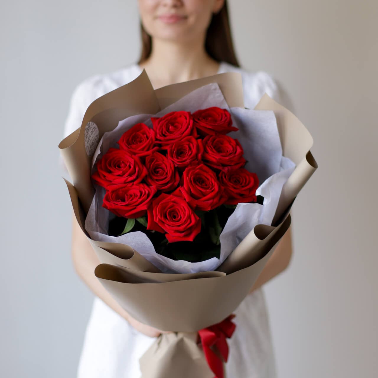 Красные розы в бежевом оформлении (11 шт) №1440 - Фото 1
