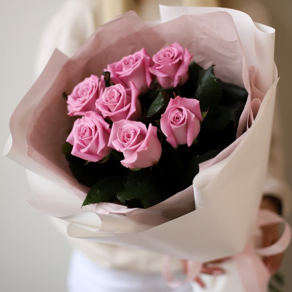 Сиреневые розы в белом оформлении (7 шт) №1436 - Фото 2