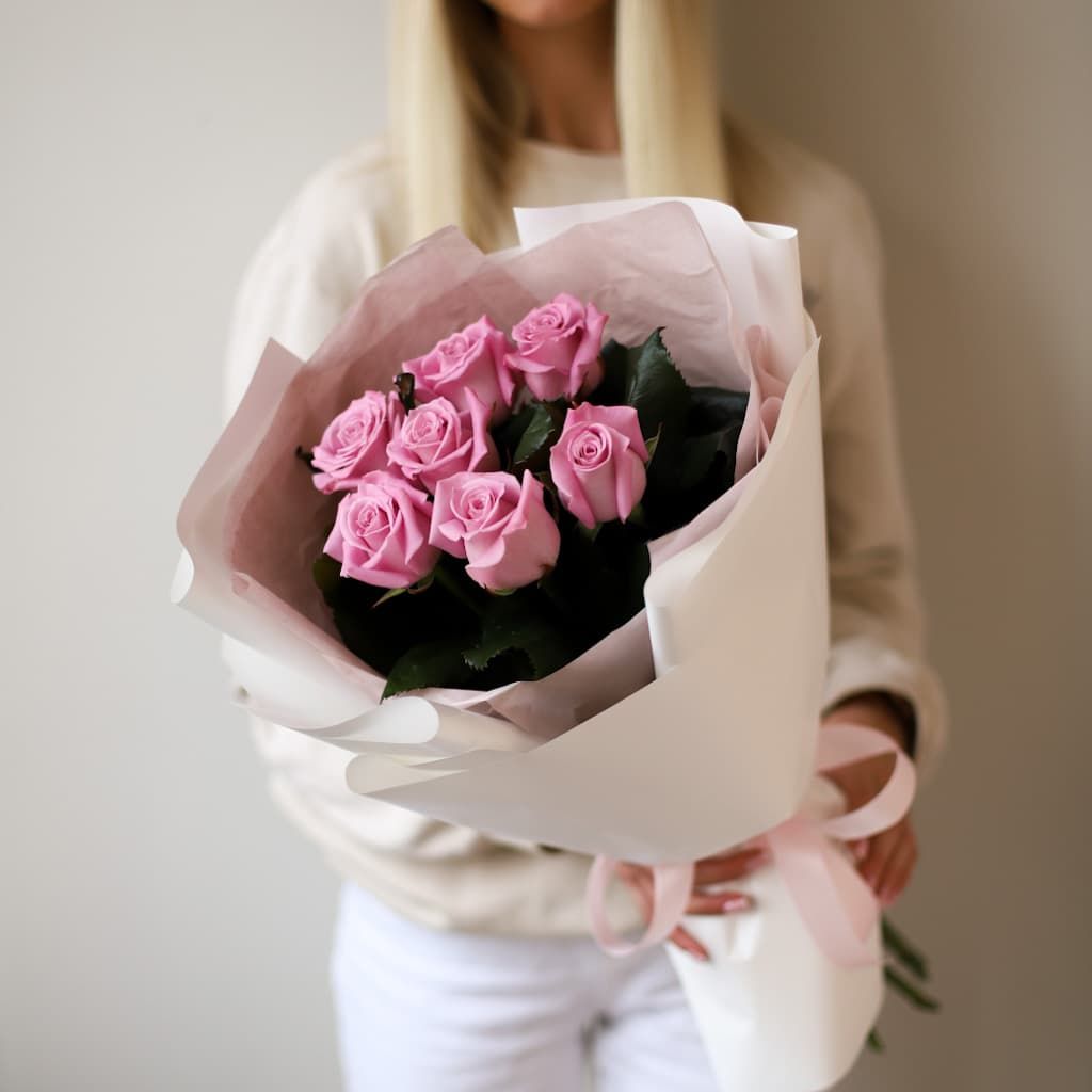 Сиреневые розы в белом оформлении (7 шт) №1436 - Фото 1