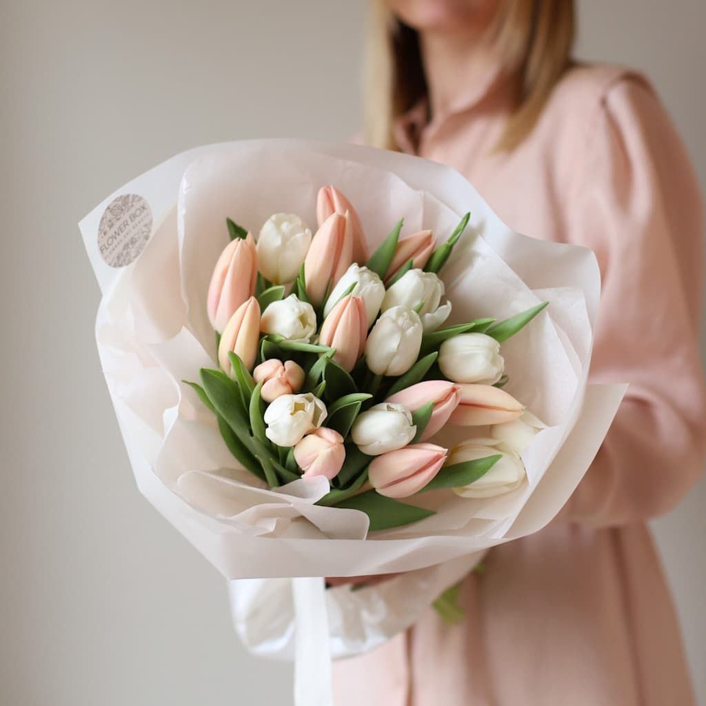 Нежные тюльпаны голландские в белом оформлении (21 шт) №1596 - Фото 1
