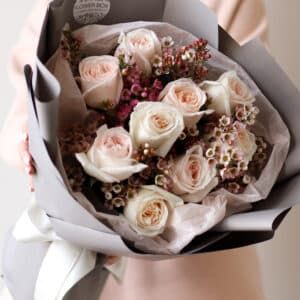 Пионовидные белые розы с  хамелациумом №1580 - Фото 4