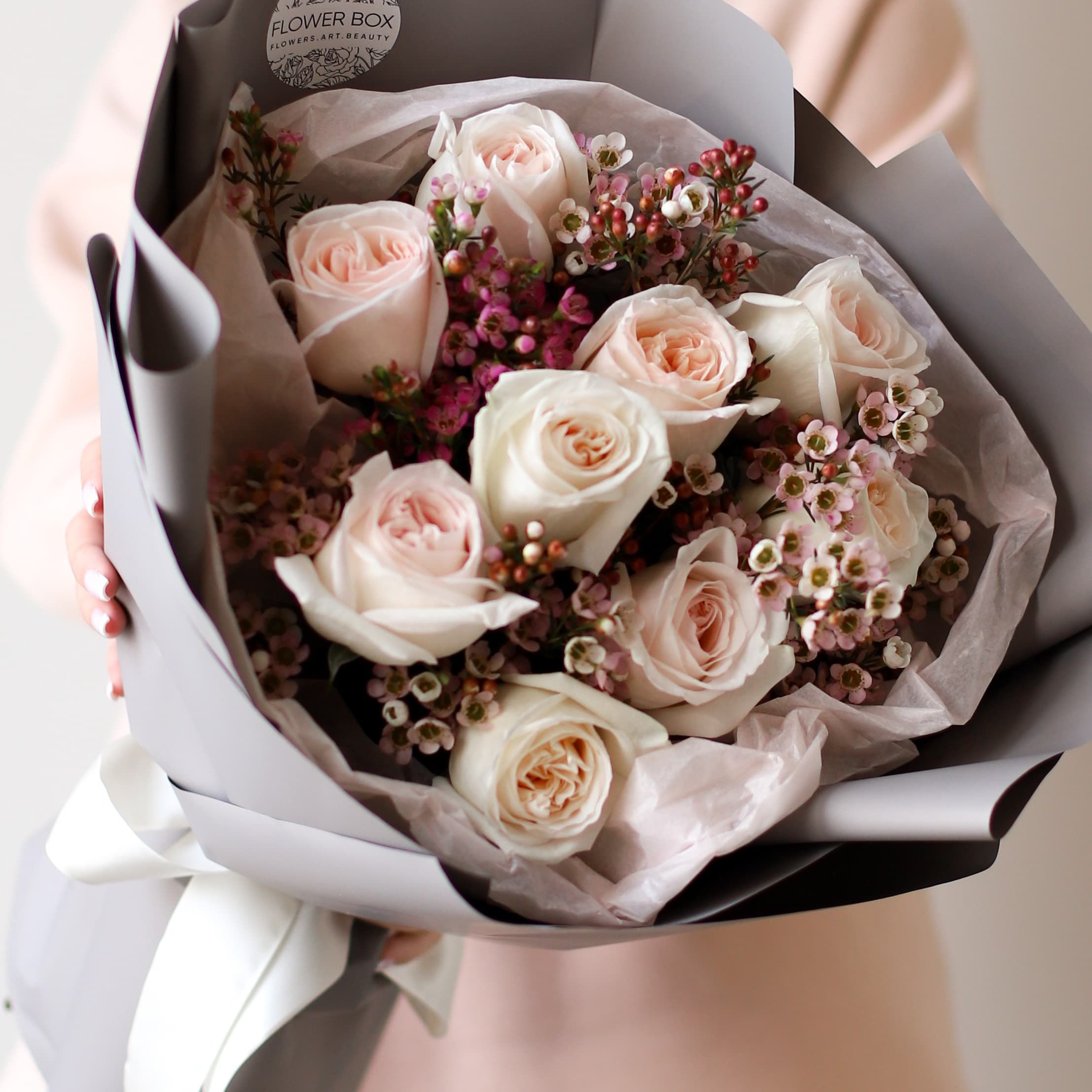 Пионовидные белые розы с  хамелациумом №1580 - Фото 2