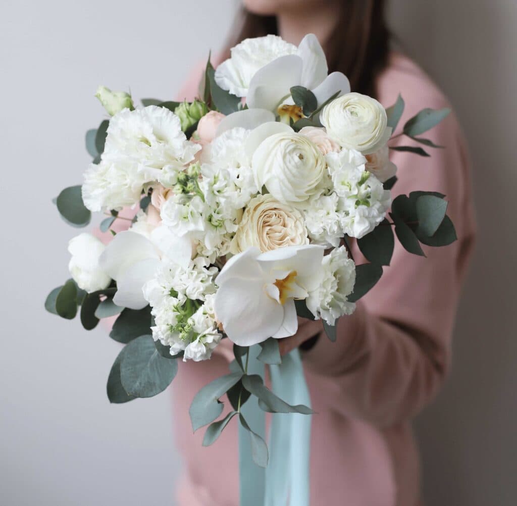 Пышный букет невесты с орхидеей и кустовыми пионовидными розами №1127 - Фото 18