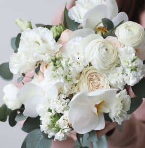 Пышный букет невесты с орхидеей и кустовыми пионовидными розами №1127 - Фото 4