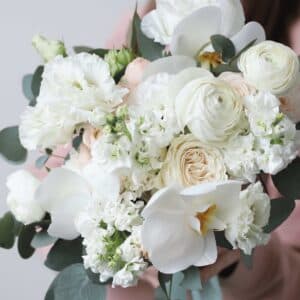 Пышный букет невесты с орхидеей и кустовыми пионовидными розами №1127 - Фото 6