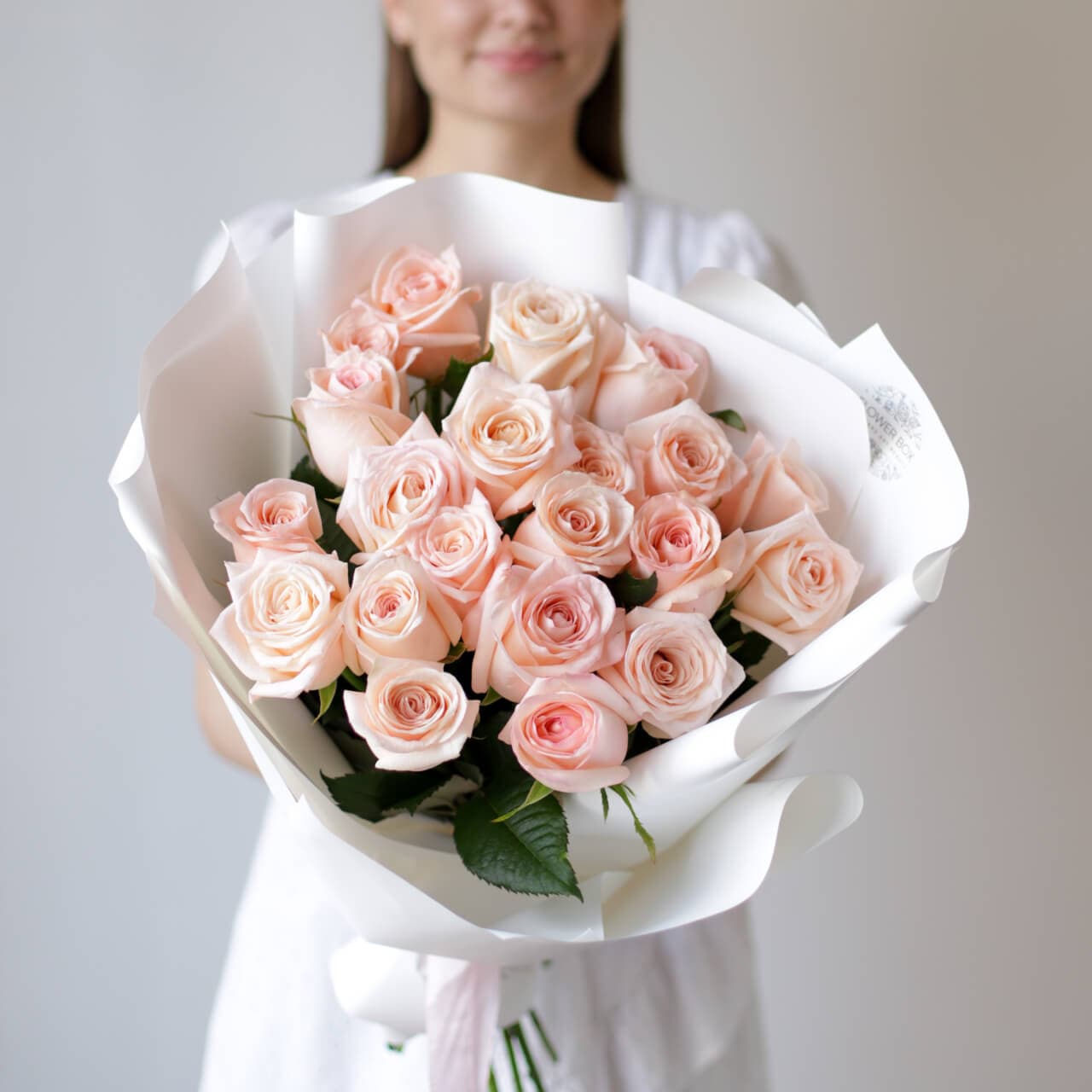Розовые розы в белом оформлении (Россия, 21 шт) №1025 - Фото 1
