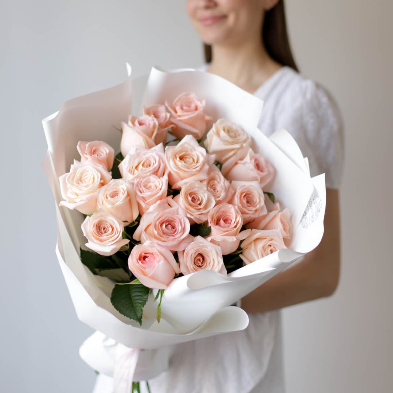 Розовые розы в белом оформлении (Россия, 21 шт) №1025 - Фото 2