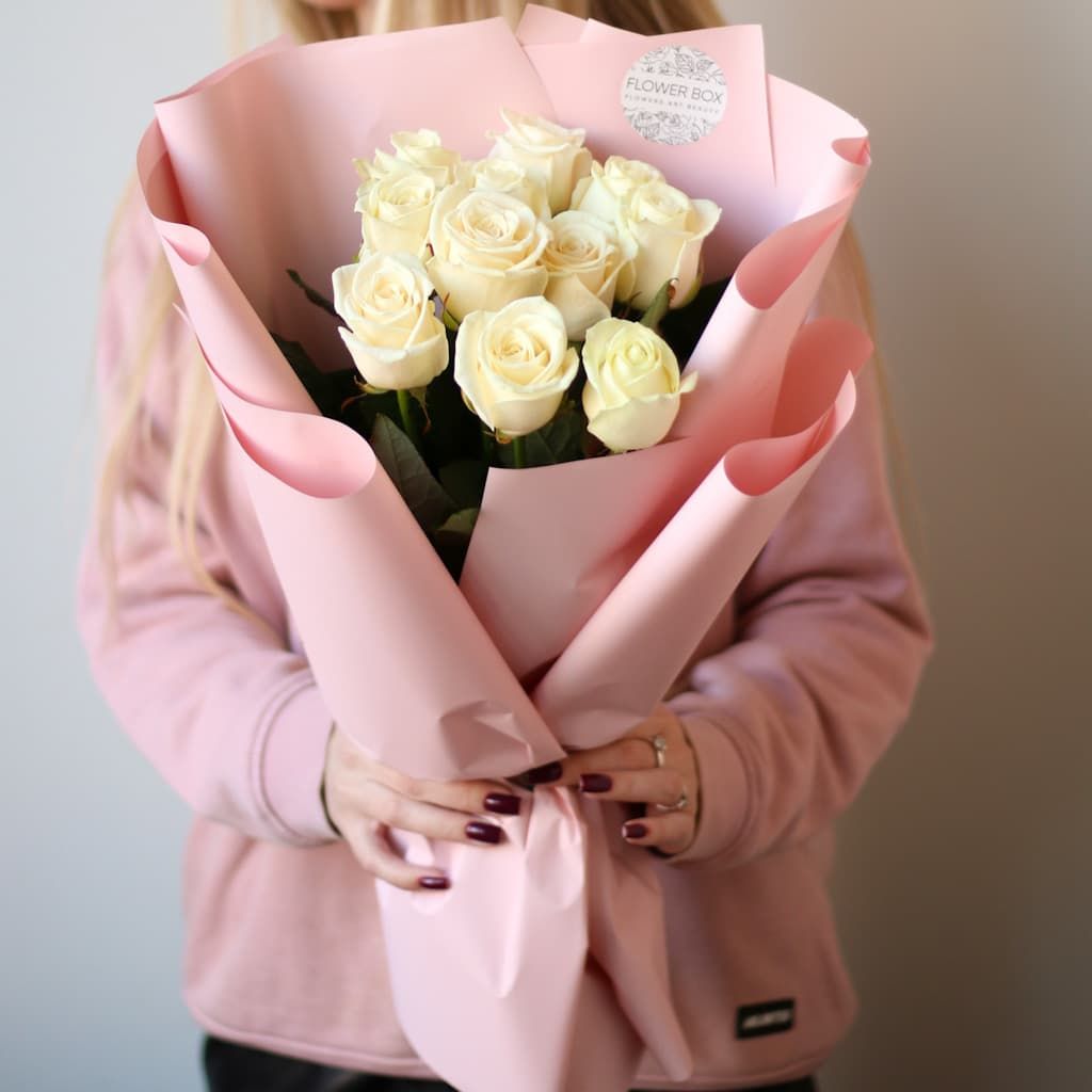 Розы белые в розовом оформлении (Россия, 11 шт) №1500 - Фото 1