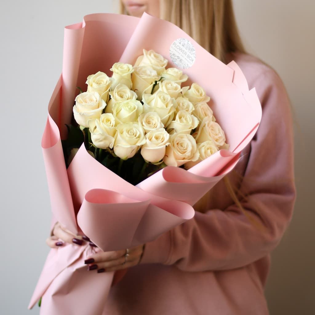 Розы белые в розовом оформлении (Россия, 21 шт) №1501 - Фото 1