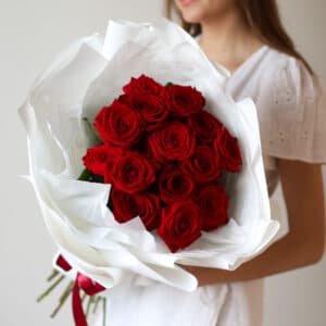 Розы красные в белом оформлении (Россия, 15 шт) №1238 - Фото 4