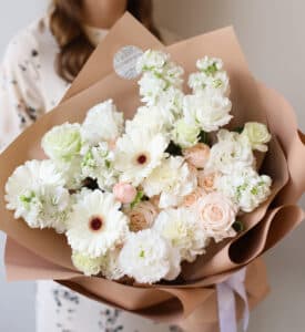 Букет из белых цветов в бежевом оформлении №1348 - Фото 4