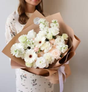 Букет из белых цветов в бежевом оформлении №1348 - Фото 3