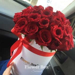 Шляпная коробка размера M с 33 красными розами №318 - Фото 4