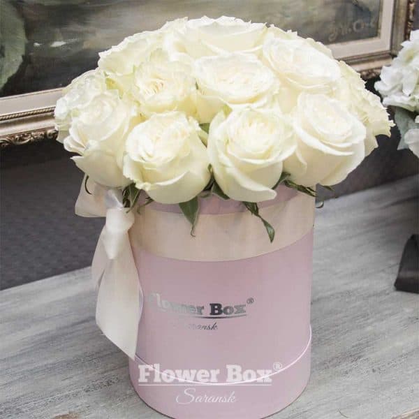 Шляпная коробка размера S розовая с 21 белой розой №320 - Фото 7
