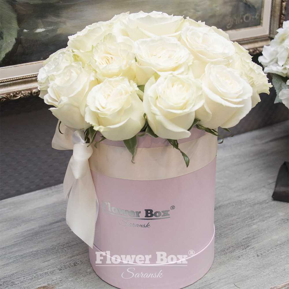 Шляпная коробка размера S розовая с 21 белой розой №320 - Фото 1
