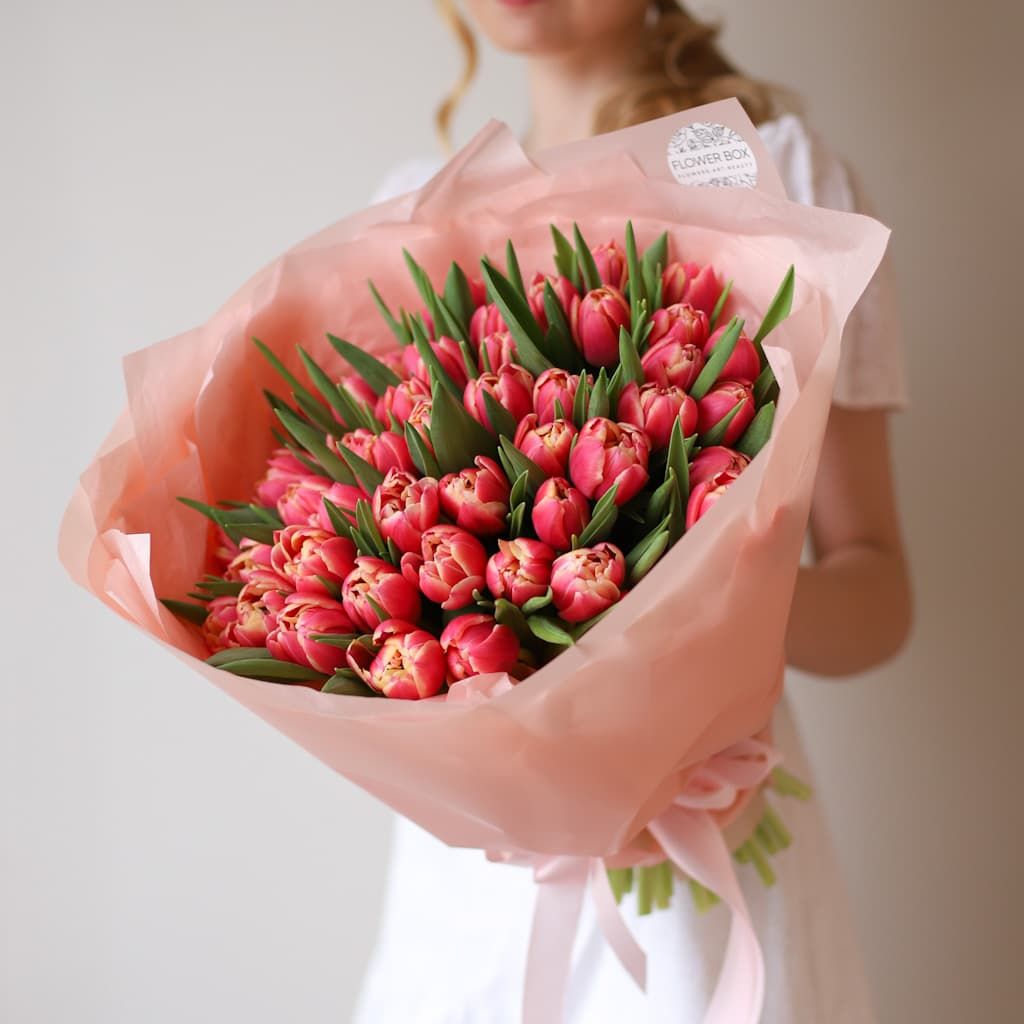 Яркие тюльпаны в нежном оформлении (51 шт) №1565 - Фото 1